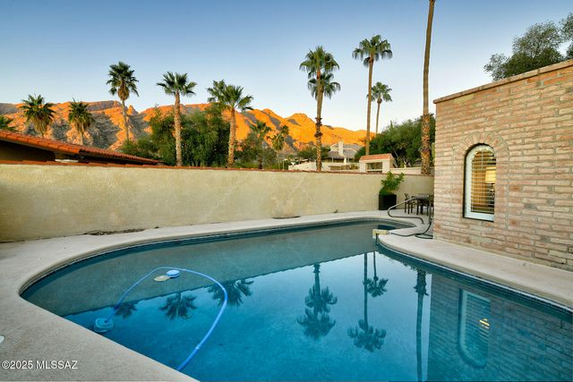 6513 N Green Briar Drive, Tucson, AZ 85718