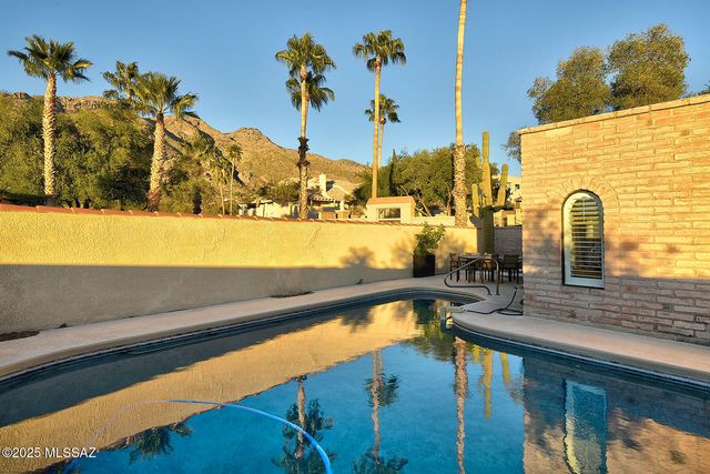 6513 N Green Briar Drive, Tucson, AZ 85718