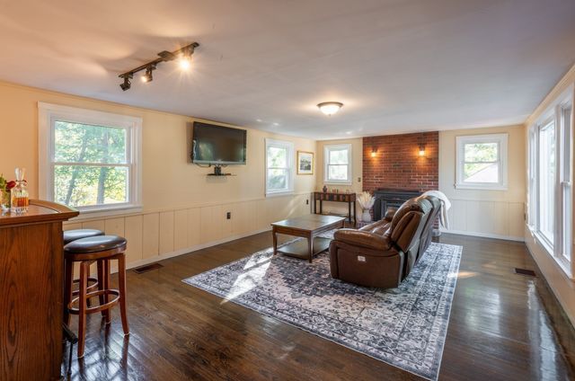 11 Youngs Rd, Gloucester, MA 01930