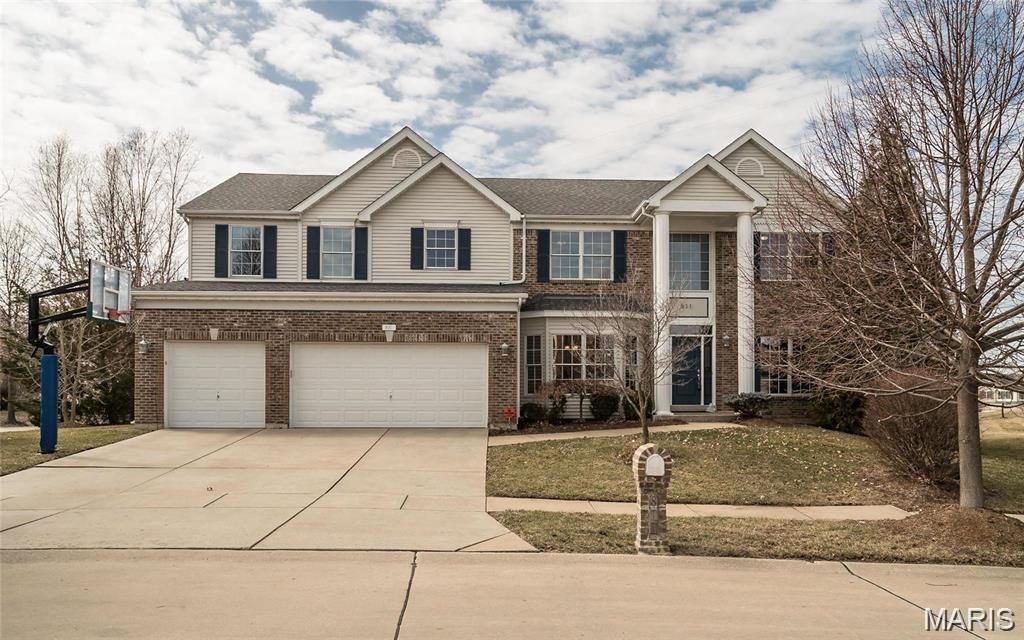 811 Wheaton Way, Creve Coeur, MO 63141