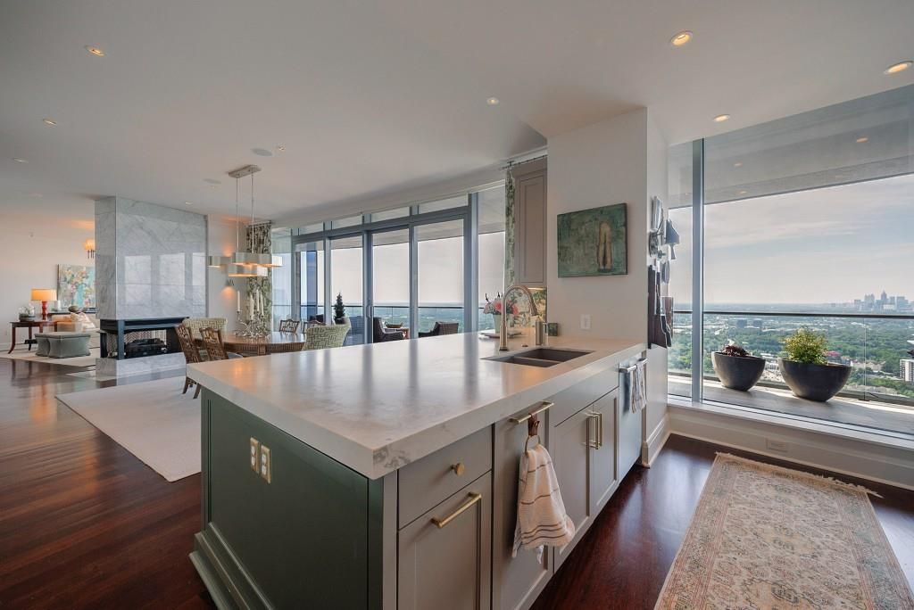 Image 10 of property listing at 3344 Peachtree Road NE 3904, Atlanta, GA 30326