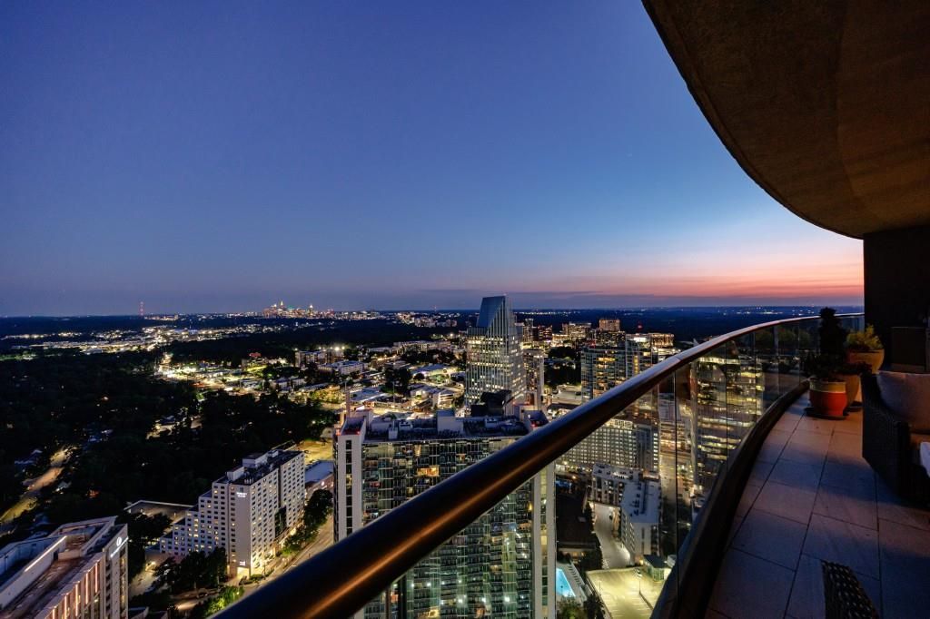 Image 17 of property listing at 3344 Peachtree Road NE 3904, Atlanta, GA 30326