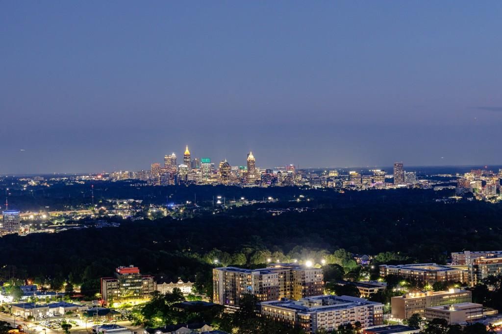 Image 20 of property listing at 3344 Peachtree Road NE 3904, Atlanta, GA 30326