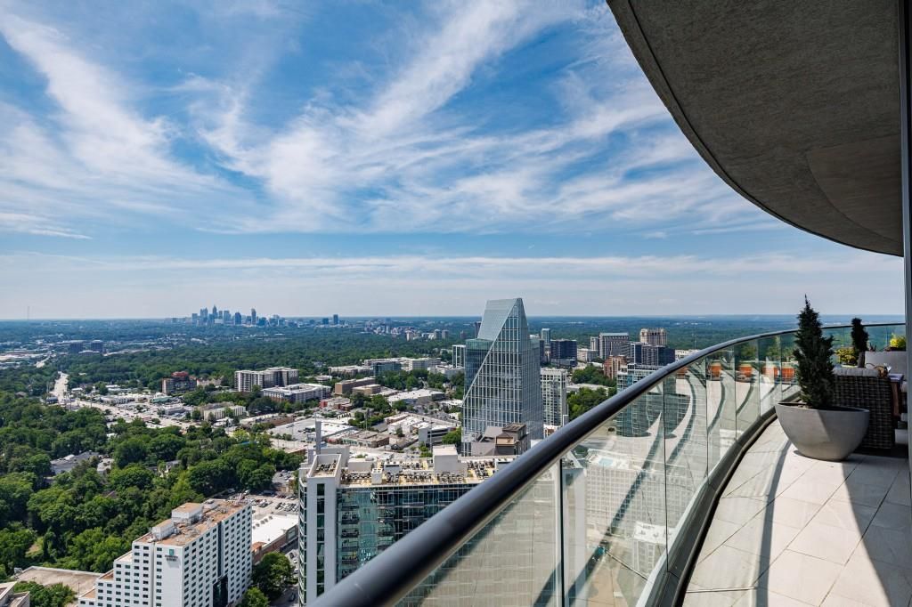 Image 21 of property listing at 3344 Peachtree Road NE 3904, Atlanta, GA 30326