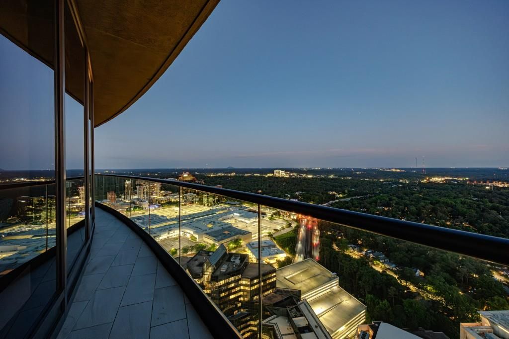 Image 22 of property listing at 3344 Peachtree Road NE 3904, Atlanta, GA 30326