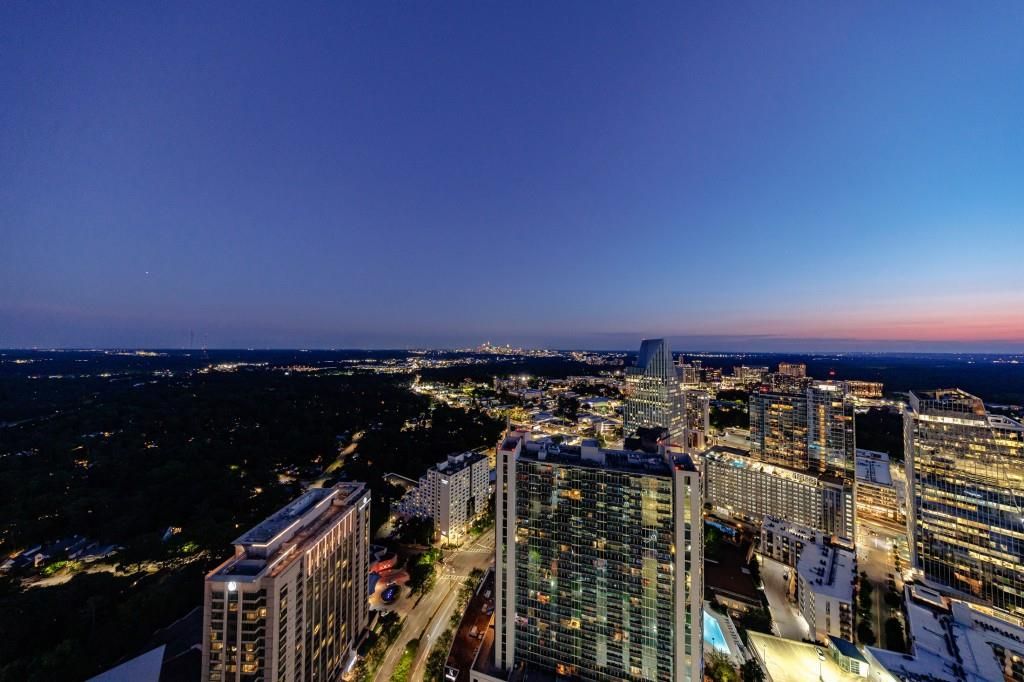 Image 24 of property listing at 3344 Peachtree Road NE 3904, Atlanta, GA 30326