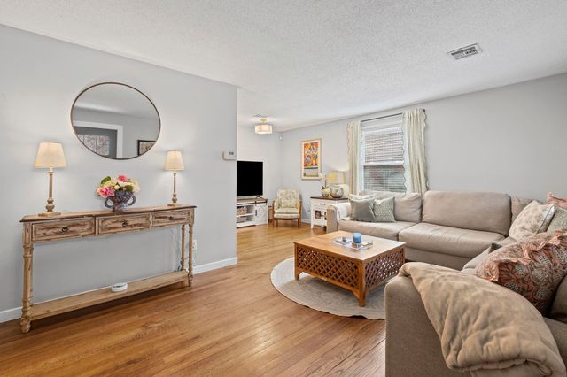 1118 WILBEC RD, Memphis, TN 38117