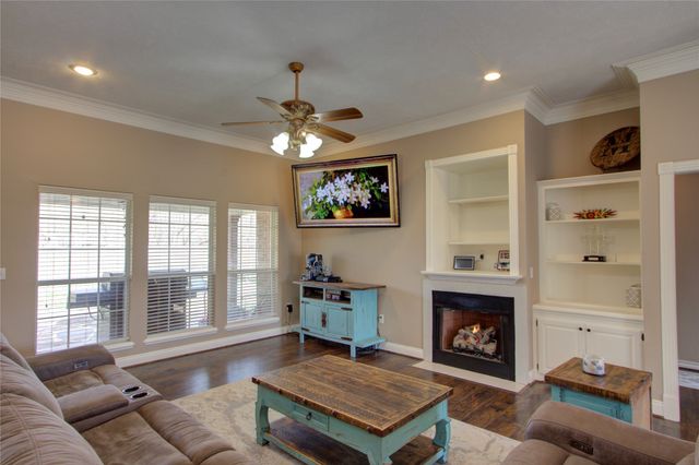 122 Corley Circle, Wake Village, TX 75501