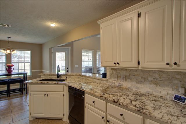 122 Corley Circle, Wake Village, TX 75501