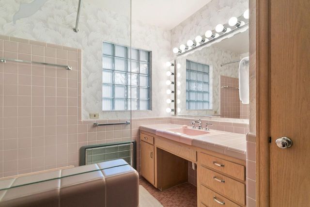 3202 N Knoll TERRACE, Milwaukee, WI 53222
