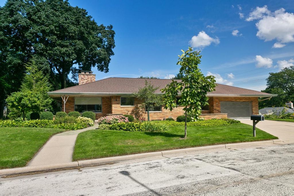 3202 N Knoll TERRACE, Milwaukee, WI 53222