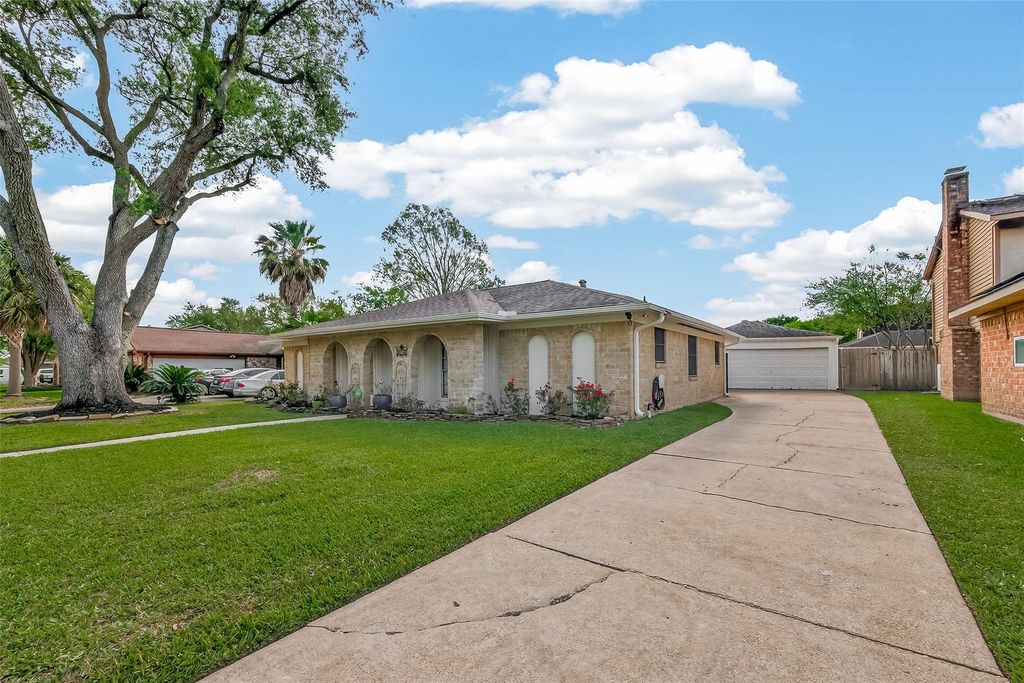 9818 Sagemoss Lane, Houston, TX 77089