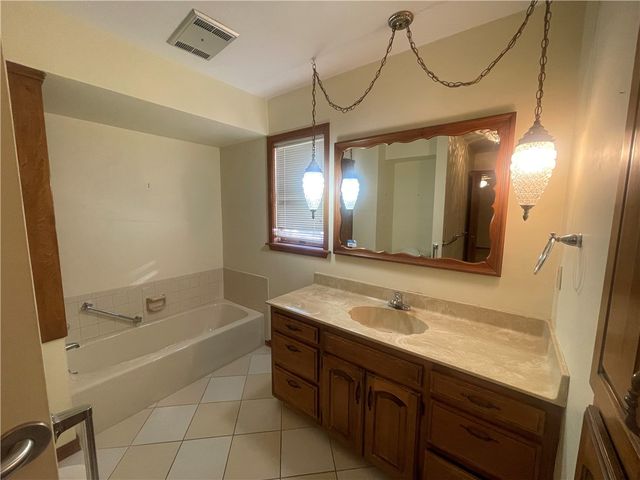 403 W Central Avenue, Bentonville, AR 72712