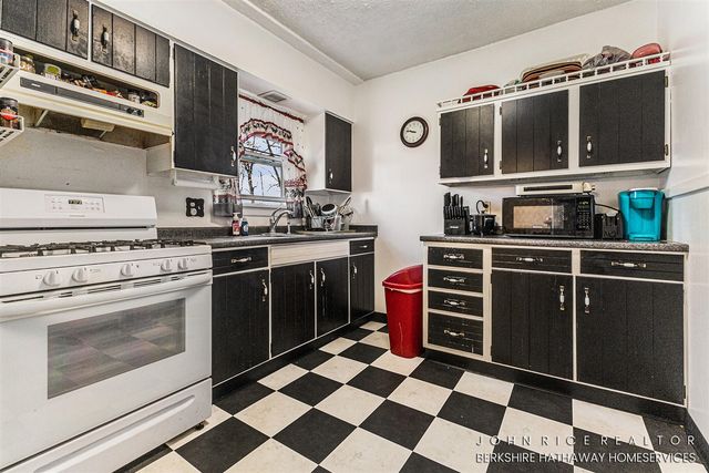 428 W Walnut Street, Hastings, MI 49058