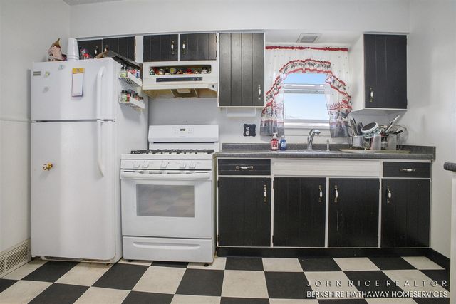 428 W Walnut Street, Hastings, MI 49058