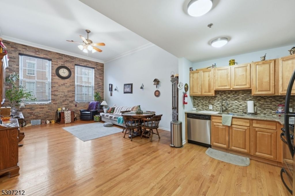 19 Market St 205, Paterson City, NJ 07501
