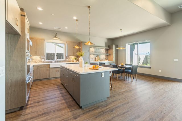 928 Hidden Ridge, Tulare, CA 93274