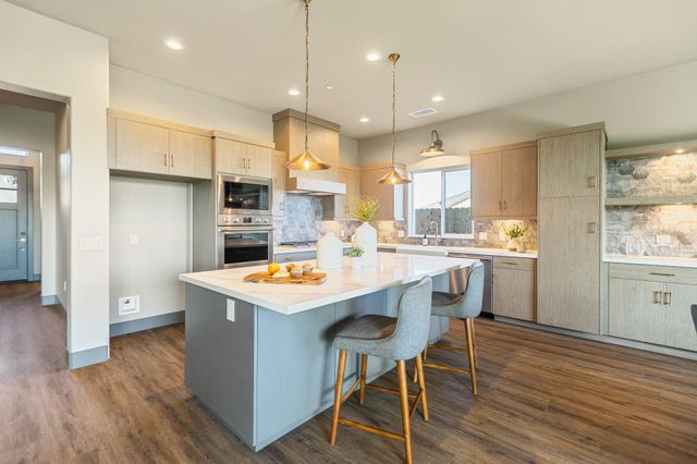 928 Hidden Ridge, Tulare, CA 93274