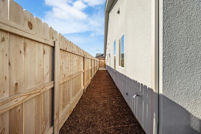 928 Hidden Ridge, Tulare, CA 93274