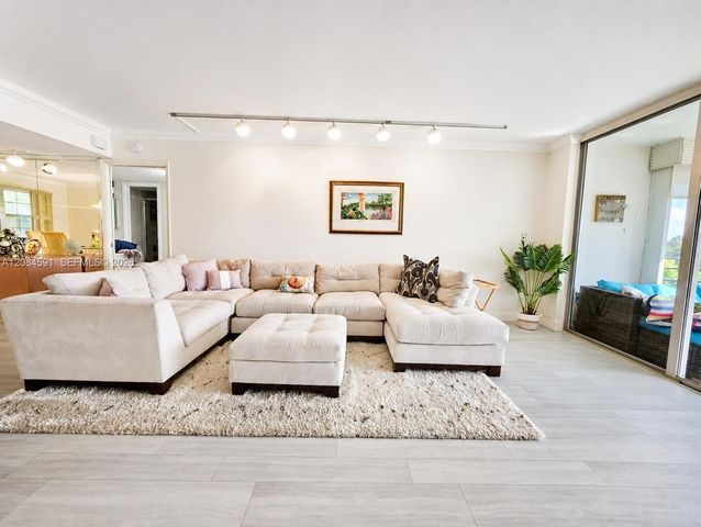 3980 Oaks Clubhouse Drive 409, Pompano Beach, FL 33069