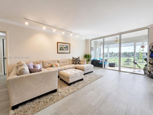 3980 Oaks Clubhouse Drive 409, Pompano Beach, FL 33069