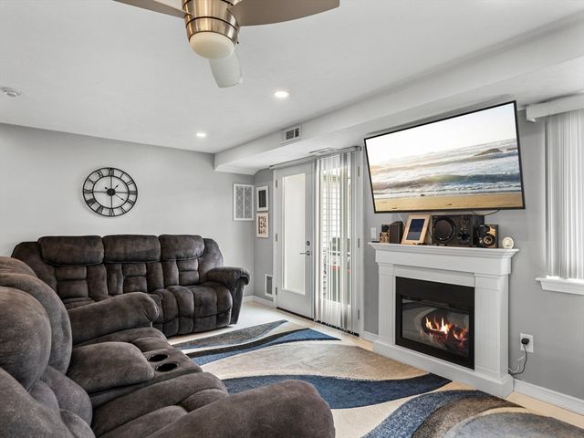 360 Littleton Rd D4, Chelmsford, MA 01824