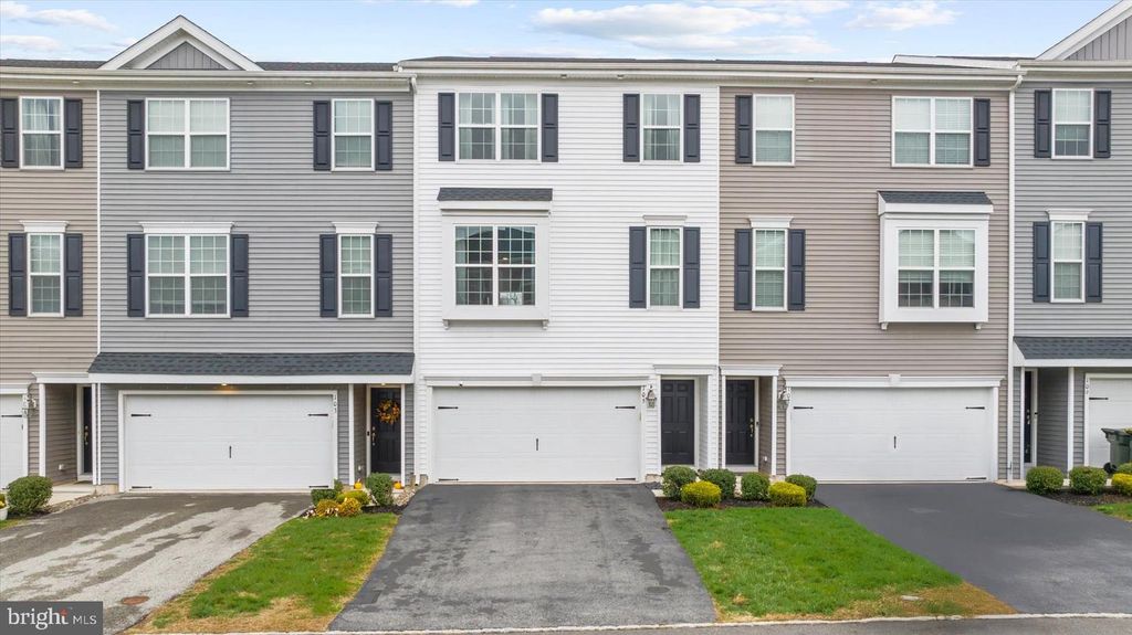 105 EDGEWATER CT, Quakertown, PA 18951