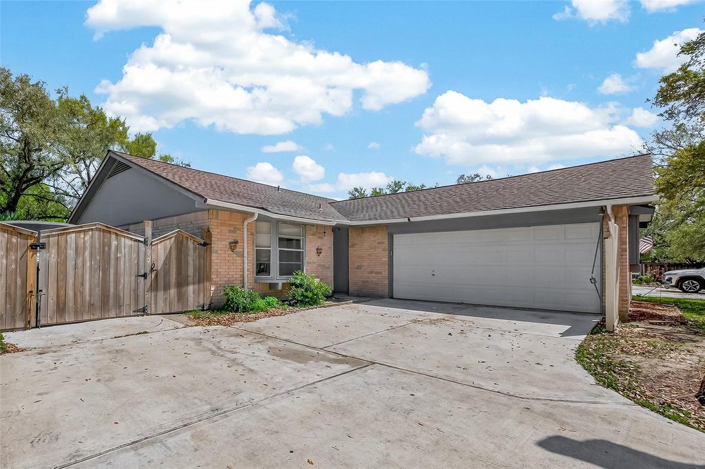16643 Seawolf Drive, Houston, TX 77062