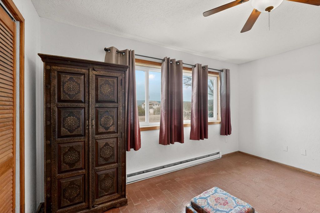 Image 15 of property listing at 8 Pamela Place, Tijeras, NM 87059