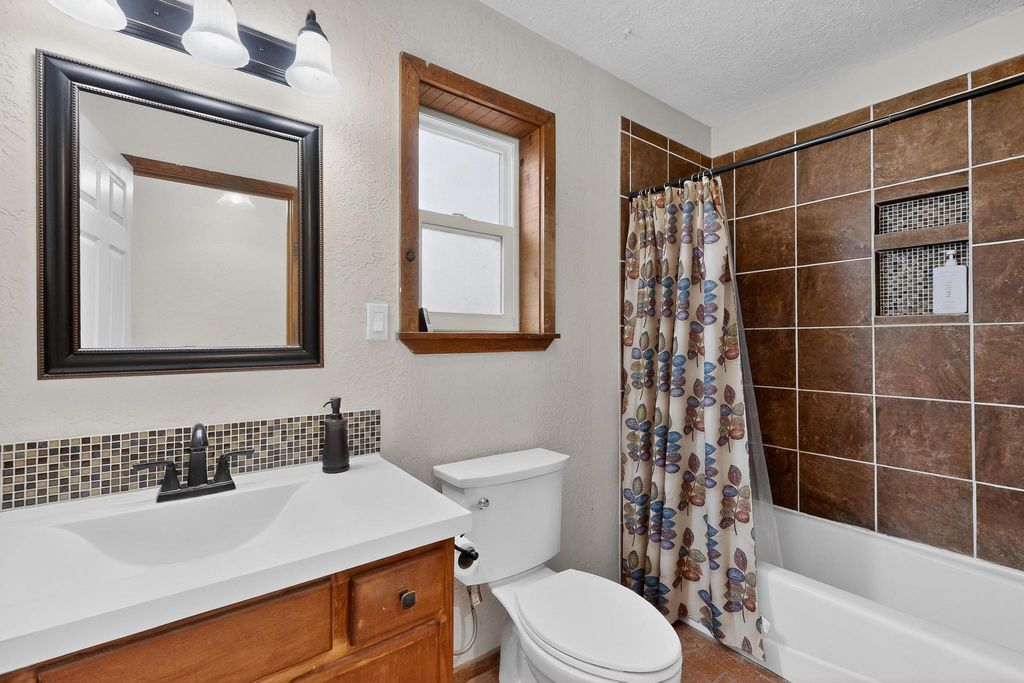 Image 16 of property listing at 8 Pamela Place, Tijeras, NM 87059