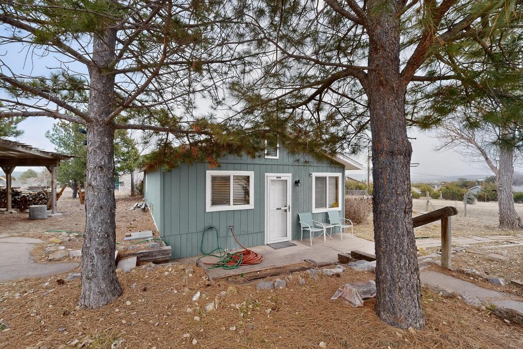 Image 22 of property listing at 8 Pamela Place, Tijeras, NM 87059