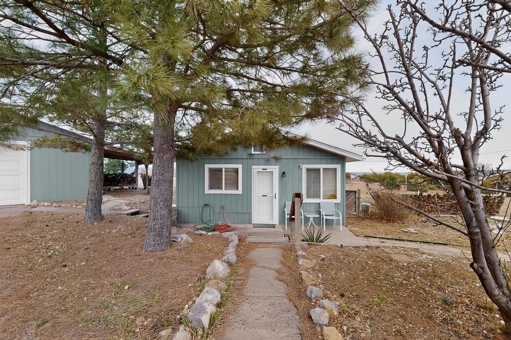 Image 23 of property listing at 8 Pamela Place, Tijeras, NM 87059