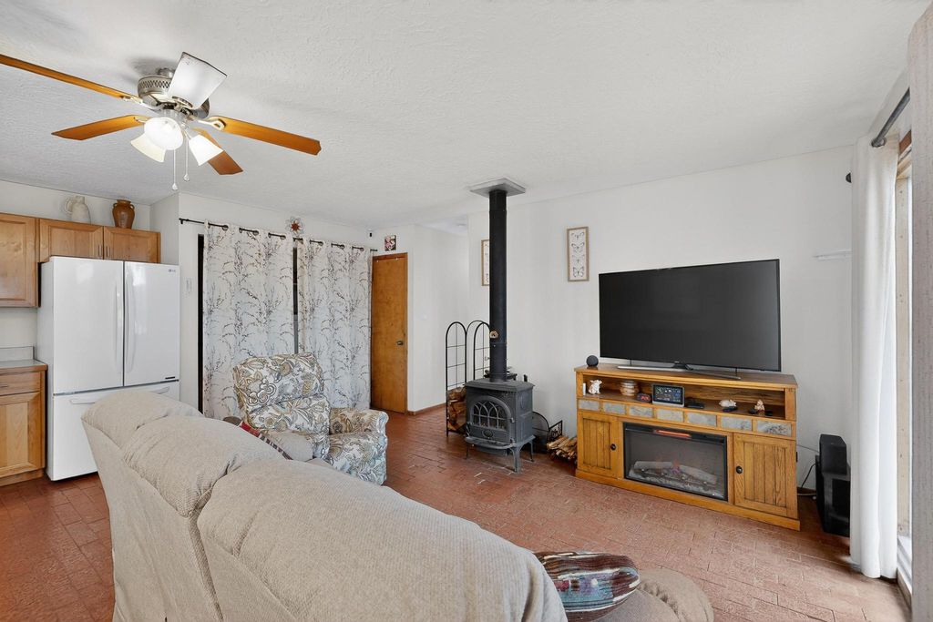 Image 5 of property listing at 8 Pamela Place, Tijeras, NM 87059