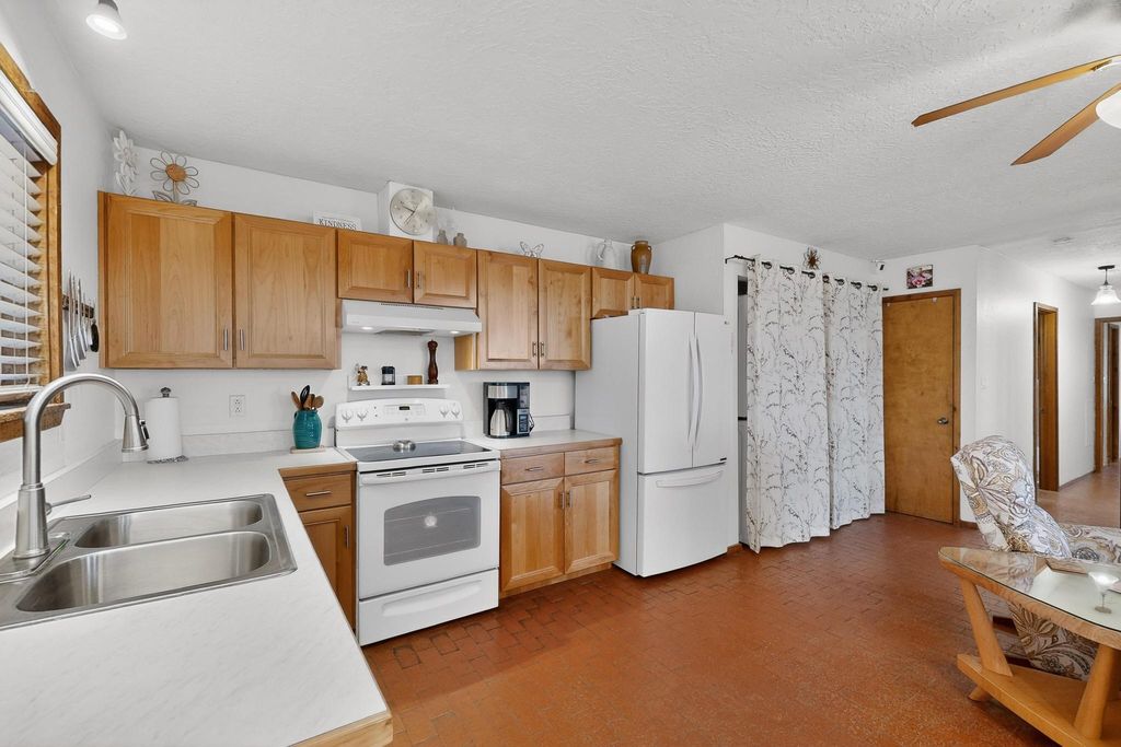 Image 8 of property listing at 8 Pamela Place, Tijeras, NM 87059