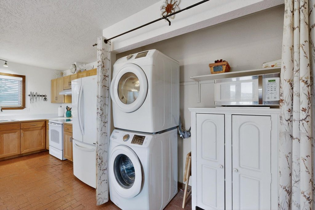 Image 9 of property listing at 8 Pamela Place, Tijeras, NM 87059