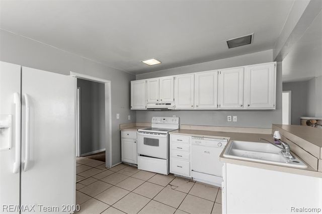 4390 Cass Elizabeth Road, Waterford, MI 48328