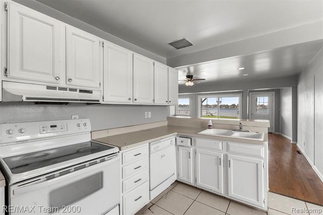 4390 Cass Elizabeth Road, Waterford, MI 48328