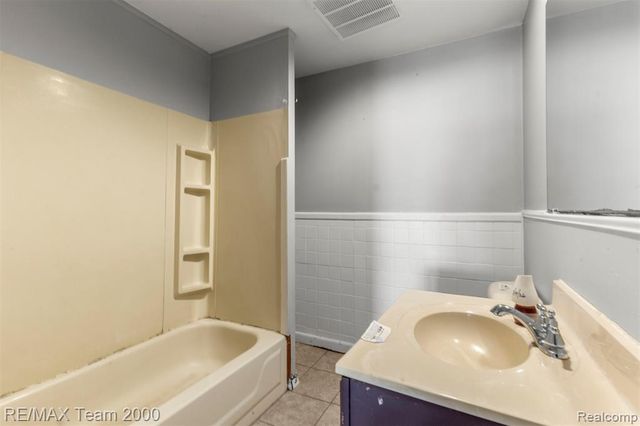 4390 Cass Elizabeth Road, Waterford, MI 48328