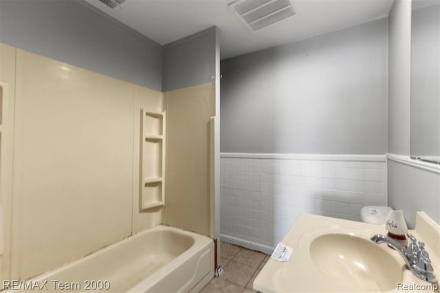 4390 Cass Elizabeth Road, Waterford, MI 48328