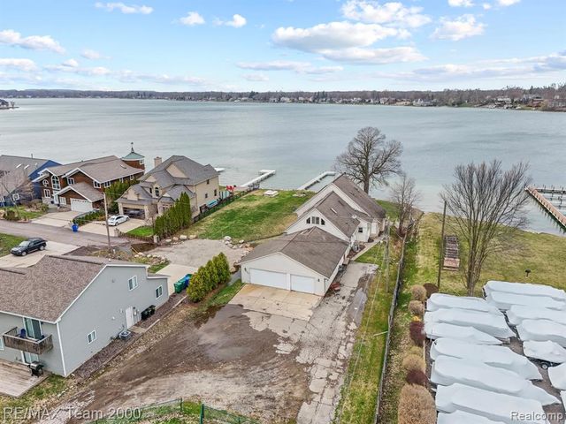 4390 Cass Elizabeth Road, Waterford, MI 48328