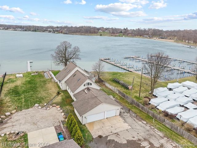 4390 Cass Elizabeth Road, Waterford, MI 48328