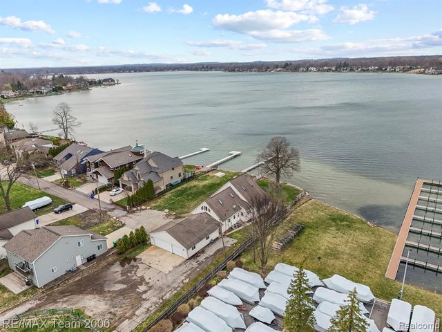 4390 Cass Elizabeth Road, Waterford, MI 48328