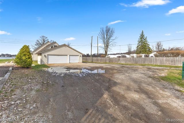4390 Cass Elizabeth Road, Waterford, MI 48328