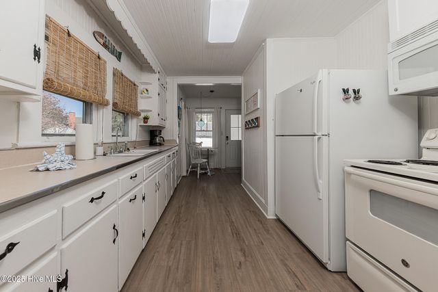 520 W Corbett Avenue, Swansboro, NC 28584