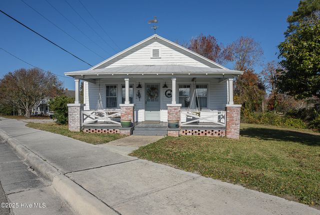520 W Corbett Avenue, Swansboro, NC 28584