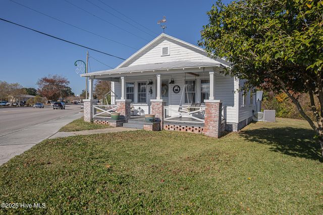 520 W Corbett Avenue, Swansboro, NC 28584
