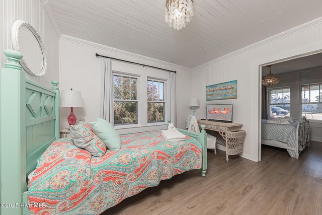 520 W Corbett Avenue, Swansboro, NC 28584