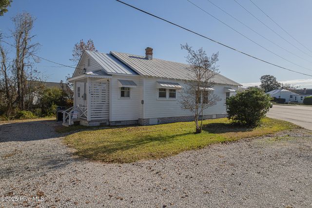 520 W Corbett Avenue, Swansboro, NC 28584