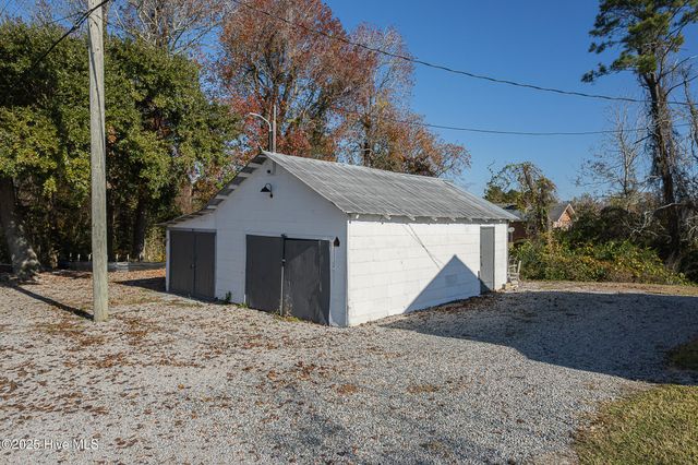 520 W Corbett Avenue, Swansboro, NC 28584