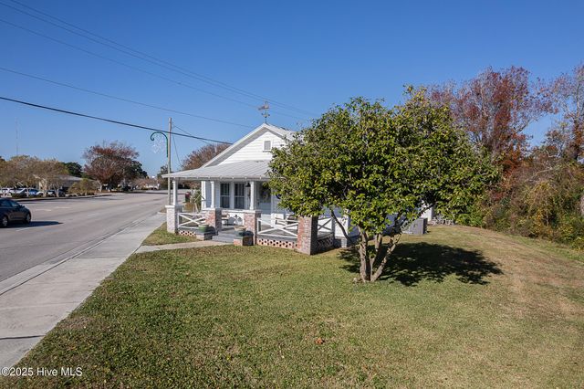 520 W Corbett Avenue, Swansboro, NC 28584